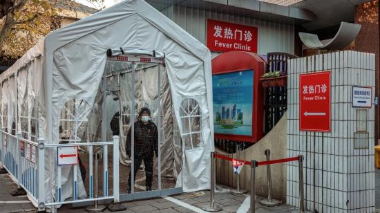 Vista frontal de un hospital que atiende a personas con Covid-19 en Shanghái, el 23 de diciembre de 2022. 