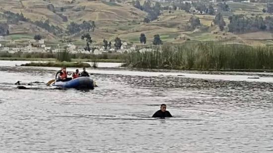 Una embarcación naufragó en la laguna de Colta, en Chimborazo el 25 de diciembre de 2022.