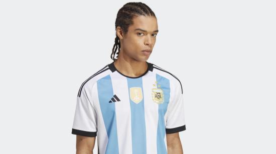 Camiseta de Argentina con las tres estrellas de campeón del mundo.