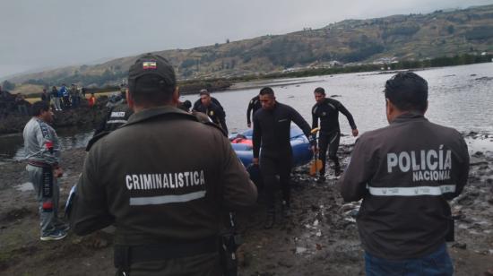 Momento del rescate de las personas que naufragaron en una embarcación en la laguna de Colta, en Chimborazo, el 25 de diciembre de 2022, durante Navidad.