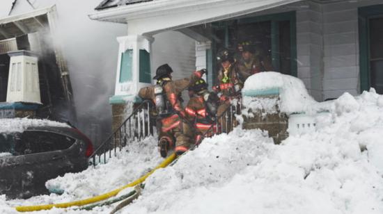 Un grupo de bomberos atiende el 26 de diciembre de 2022, una emergencia reportada en Búfalo, Nueva York, epicentro de la tormenta Elliot que azota con heladas en Estados Unidos.