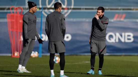 Kylian Mbappé (izq) y Lionel Messi (der), entrenando previo al partido ante el Real Madrid por la Champions League, en París, el 14 de febrero de 2022.