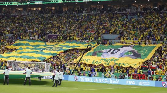 Hinchas de Brasil animan con una bandera con la imagen de Pelé el 27 de noviembre de 2022, durante el Mundial de Qatar.