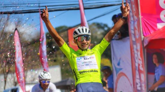 Marco Tulio Suesca festeja su triunfo en la Vuelta a Costa Rica, el 25 de diciembre de 2022.