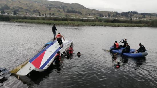 Una embarcación con 43 personas se hundió en la Laguna de Colta. Una mujer y dos niños fallecieron. Chimborazo, 25 de diciembre de 2022.