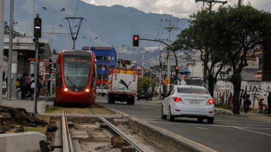 El tranvía se desplaza por la Avenida de las Américas, en el sur de Cuenca, en noviembre de 2022. 