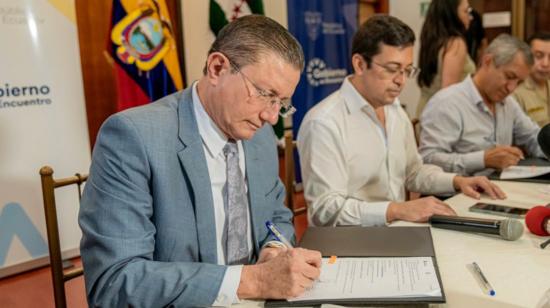 Agustín Casanova, exalcalde de Portoviejo, durante la firma de un convenio de cooperación con la Policía, el 8 de junio de 2022.