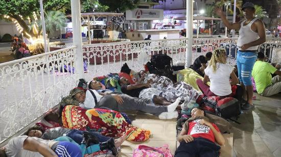 Un grupo de migrantes duerme en un parque del estado de Chiapas, sur de México. 