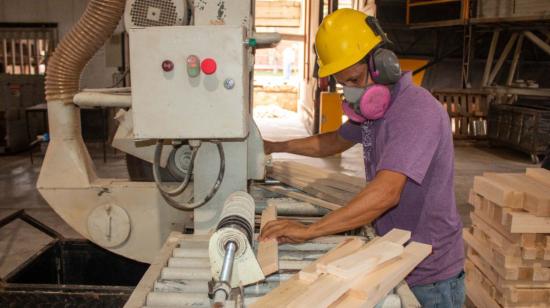 Un trabajador en una empresa del sector forestal, el 21 de diciembre de 2022. 