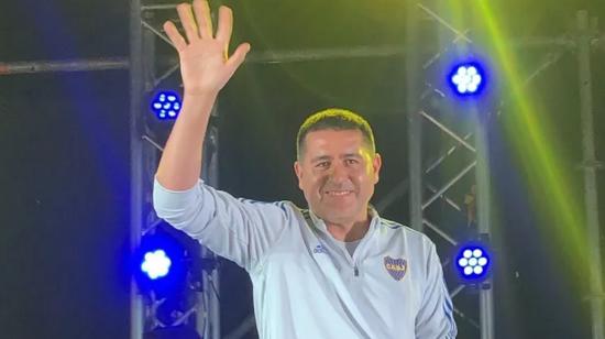 Juan Román Riquelme saluda a los hinchas de Boca Juniors luego de lanzar su candidatura a la presidencia del club, el 27 de diciembre de 2022.