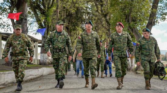 Jefes militares de Ecuador y Colombia a su llegada a la cita binacional en el Grupo de Caballería José María Cabal, en Ipiales, el 28 de diciembre de 2022.