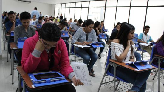 Estudiantes rinden el examen Ser Bachiller, el 27 de enero 2021, en la ciudad de Milagro.