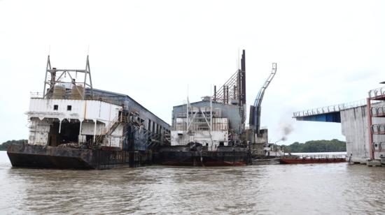 Las barcazas de Termoguayas, embargadas por el Senae, chocaron contra el puente de Santay, el 28 de diciembre de 2022.