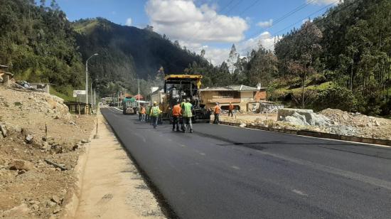 Imagen referencial de trabajos del Ministerio de Transporte y Obras Públicas en la vía Cuenca-Molleturo, el 23 de diciembre de 2022.