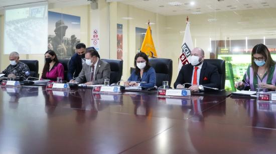 El ministro del interior, Juan Zapata (centro), durante una rueda de prensa, el 29 de diciembre de 2022, en el ECU 911 de Quito.
