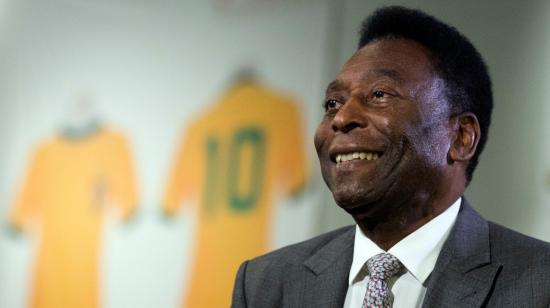 Pelé, durante una subasta de sus pertenencias, en Londres el 1 de junio de 2016. 