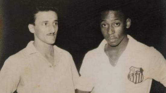 Carlos Raffo (i) de Emelec, junto a Pelé, antes del partido entre Emelec y Santos en Guayaquil, en 1959.