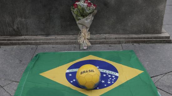 Fotografía de elementos simbólicos a modo de altar en tributo a Pelé el jueves 29 de diciembre, frente al estadio Maracaná de Río de Janeiro.