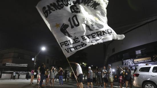 Aficionados con banderas se concentran en los exteriores del estadio de Vila Belmiro, en Santos, el 29 de diciembre de 2022.