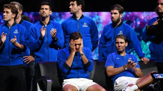 El tenista suizo Roger Federer (c) visiblemente emocionado junto al español Rafa Nadal y el resto del equipo Europa, durante la Copa Laver, en Londres, el 23 de septiembre de 2022.