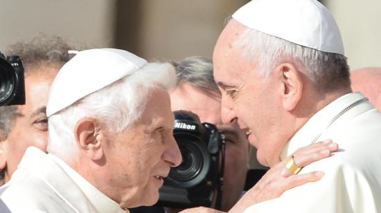 Benedicto XVI junto al papa Francisco, en el Vaticano. 