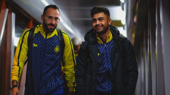 El colombiano David Ospina (i), junto con el argentino 'Pity' Martínez, jugadores del Al Nassr.