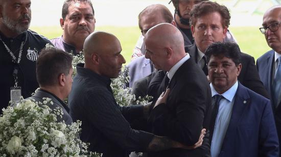 El presidente de la FIFA, Gianni Infantino, habla con Edinho durante el velatorio de su padre Edson Arantes do Nascimento 'Pelé' en el estadio Vila Belmiro, el 2 de enero de 2023.