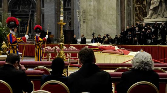 El cuerpo sin vida del papa emérito Benedicto XVI, que falleció el 31 de diciembre a los 95 años, permanece en la capilla ardiente en el Vaticano, el 2 de enero de 2023. 