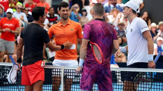 Gonzalo Escobar saluda con Novak Djokovic al igual que Tomislav Brkic y Vasek Pospisil luego del partido de dobles en el ATP de Adelaida.