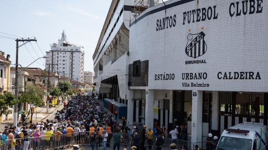 Cientos de aficionados hacen fila afuera del estadio Vila Belmiro donde avanza el velatorio del la leyenda del fútbol Pelé, el 2 de enero de 2022.