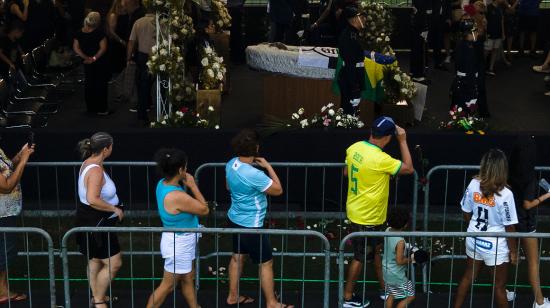 Fotografía con dron que muestra a los seguidores de Pelé dentro del estadio Vila Belmiro y viendo el féretro del exjugador, el 2 de enero de 2023.