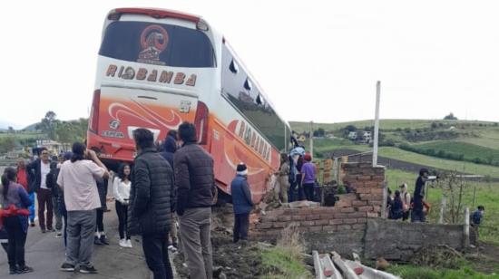 Momento en que un bus de la cooperativa Riobamba se sale de la vía, en Latacunga, el 1 de enero de 2023, en pleno feriado.