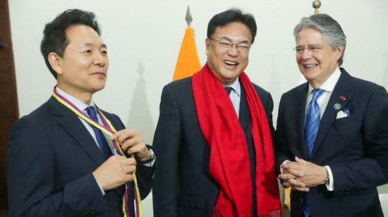 El presidente Guillermo Lasso se reunió con el vicepresidente de la Asamblea Nacional de Corea del Sur, Chung Jin-Suk, en Brasilia, Brasil, durante la investidura de Lula da Silva, el 2 de enero de 2023.