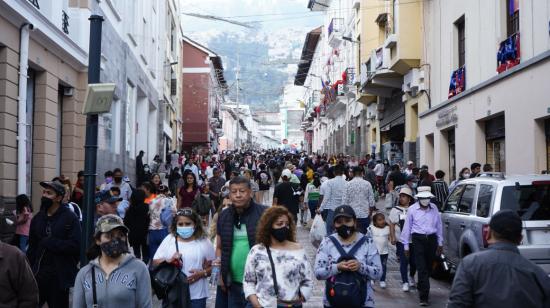 Personas caminan en el Centro Histórico de Quito, en 2022.