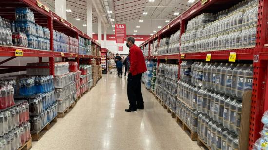 Un señor en un supermercado en Quito, en 2022.  