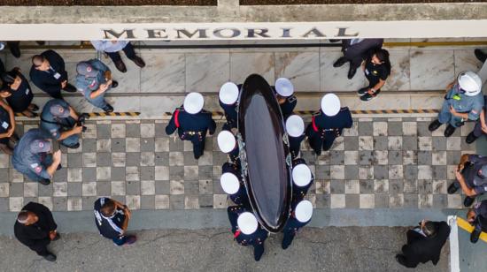 Cadetes de la Policía Militar cargan el féretro de Pelé, a su llegada al cementerio Memorial Necróplis Ecuménica, el 3 de enero de 2023.