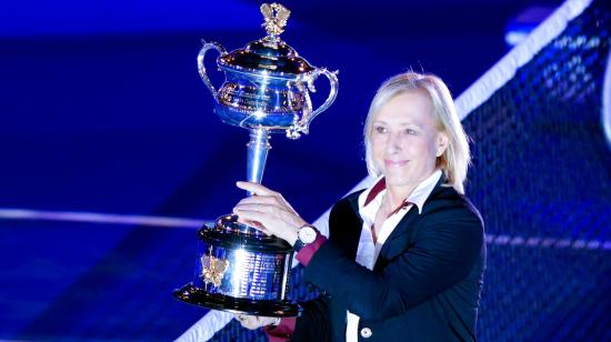 Martina Navratilova entrega la Daphne Akhurst Memorial Cup, el trofeo de la final femenina, previo al partido entre Serena Williams de Estados Unidos y Maria Sharapova de Rusia en el Australian Open, el 31 de enero de 2015.