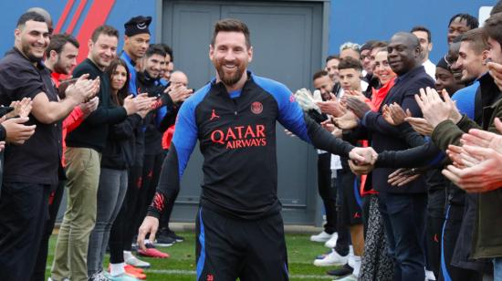 Lionel Messi es recibido por sus compañeros del PSG, el miércoles 4 de enero de 2022. 