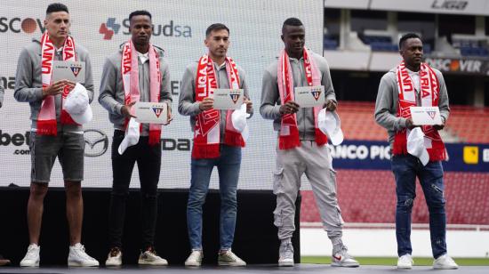 Los nuevos refuerzos de Liga, en el estadio Rodrigo Paz Delgado, el 10 de enero de 2023.