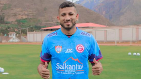 Joao Rojas luce la camiseta de Deportivo Garcilaso de Perú, en diciembre de 2022.