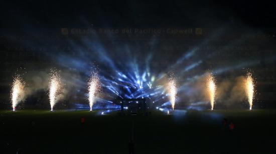 Imagen de la pirotecnia durante la Explosión Azul 2022 en el estadio Capwell, el 13 de enero.