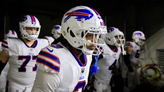 Damar Hamlin saliendo del túnel antes del inicio durante la semana 17 de la temporada regular de la NFL entre los Buffalo Bills y Cincinnati Bengals, el 2 de enero de 2023.