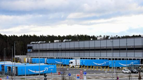 Vista panorámica de camiones de Amazon, en una fábrica de Berlín, Alemania, el 5 de enero de 2023. 