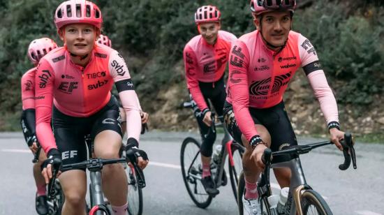 Richard Carapaz entrena con sus compañeros portando el nuevo uniforme del EF Education-EasyPost.