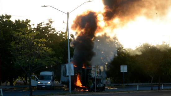 Fotografía de un vehículo de carga calcinado tras los enfrentamientos de fuerzas federales con grupos armados en Culiacán. Sinaloa, México, 5 de enero de 2022.