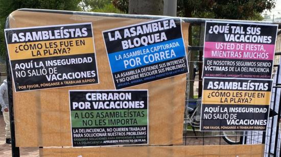 Fuera de la asamblea se colocaron collages en contra de los legisladores, el 5 de enero de 2023.