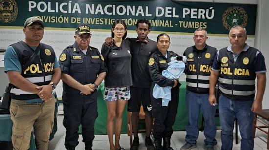 Agentes que perticiparon el el rescate de un bebé recién nacido en la ciudad peruana de Tumbes, el 5 de enero de 2023.