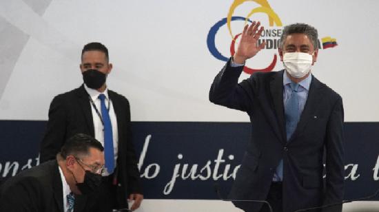 Iván Saquicela (sentado), presidente de la Corte Nacional, y Fausto Murillo, presidente del Consejo de la Judicatura, durante la firma de un convenio entras las instituciones, el 7 de febrero de 2022, en Quito.