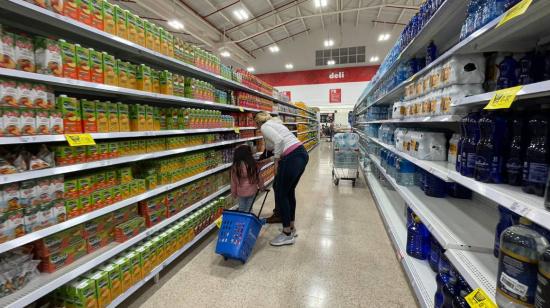 Personas compran en un supermercado en el centro norte de Quito, en 2022. 