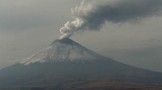 Imagen de la actividad del volcán Cotopaxi, que este 6 de enero de 2023 registró caída de ceniza.